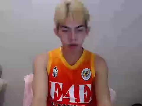Urhotsilverboy online show from June 14, 6:32 pm