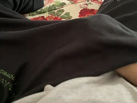 erdestruttor18 online show from February 26, 7:54 am