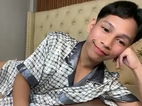 TheBoyAboveYou online show from April 23, 3:11 am