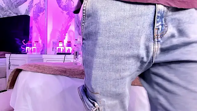 TyagoRoberts  online show from February 3, 2:53 am