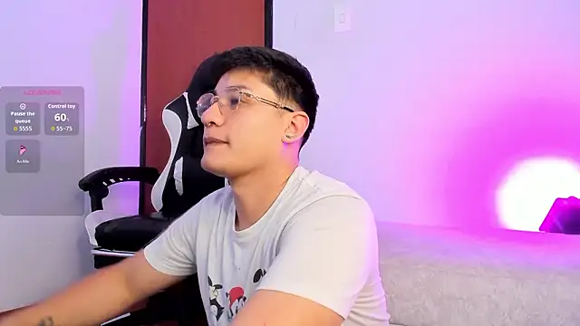 Theo Rowan online show from February 2, 8:17 pm