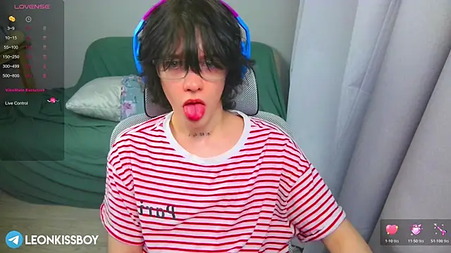 LeonBoykisser online show from April 2, 2:58 pm