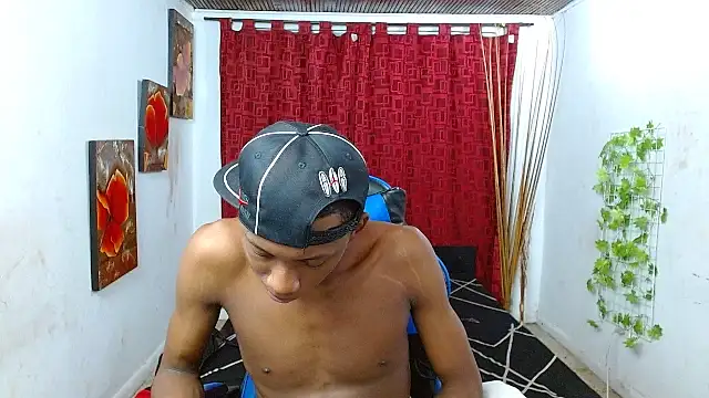 milo018 online show from May 30, 9:37 pm