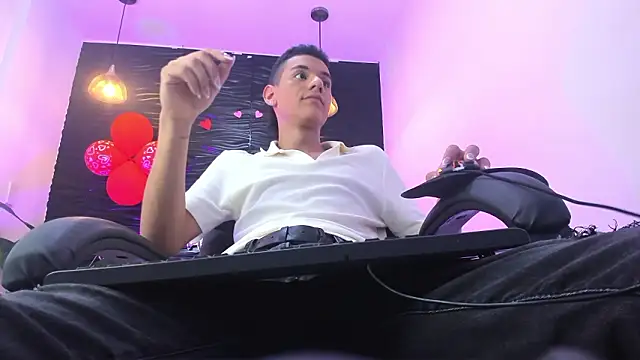 dominicjonnes online show from March 11, 8:16 pm