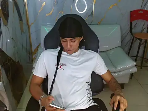 taylor bigdick18 online show from March 27, 1:21 am