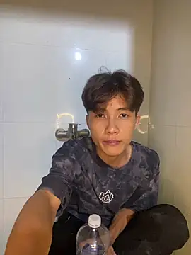 Nguyencuong1999 online show from June 3, 3:28 pm