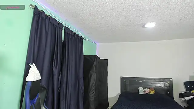 TYLERhHOT2005 online show from March 28, 1:28 am