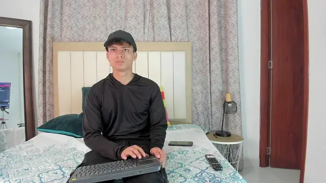 thomas and thiago online show from April 8, 12:55 am