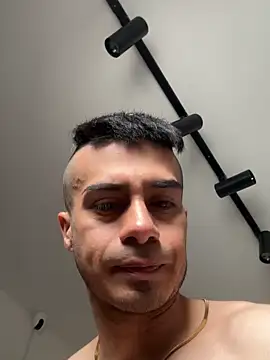 yasserr1632 online show from May 22, 9:42 pm