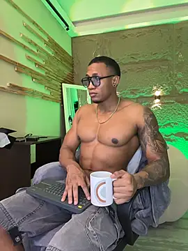 LoganVarela online show from July 7, 12:09 pm