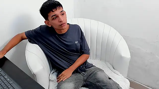 littlecum18 online show from June 7, 12:45 pm