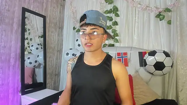 your kitty boy online show from June 24, 8:33 pm