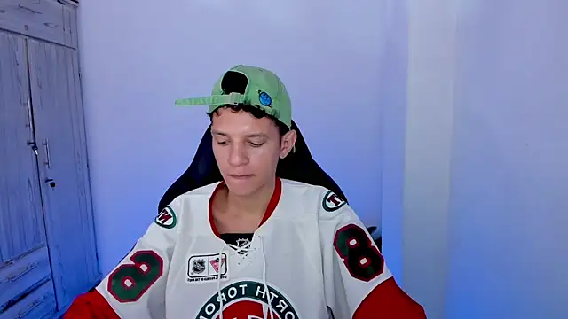 tylerrnova online show from July 16, 3:24 am