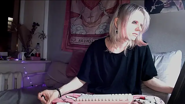 Alien Bella online show from March 14, 9:11 pm