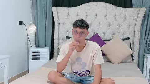 Andres online show from December 13, 7:10 pm