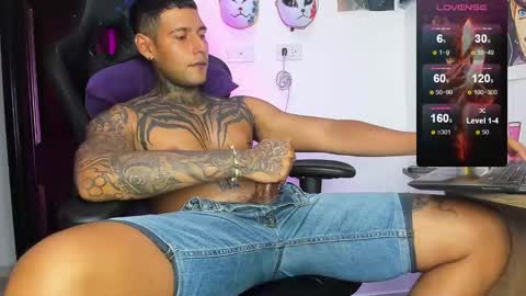 Aaron  online show from November 4, 8:10 pm