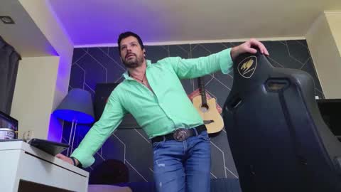 Aaron online show from November 29, 6:48 am