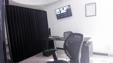 ig aaron hunter123 online show from April 7, 1:44 pm