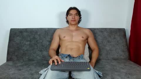 Snapshot of adriel_escalante chatting on October 23, 2:15 am adriel_escalante online show from October 23, 2:15 am