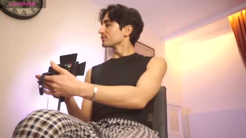 idenavarre online show from December 18, 10:13 pm