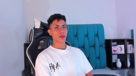 Snapshot of alannaughty_ chatting on February 9, 4:25 am alannaughty_ online show from February 9, 4:25 am