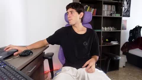 Snapshot of alex_connorr chatting on September 27, 4:05 pm alex_connorr online show from September 27, 4:05 pm