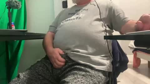 Allergictolove online show from January 8, 8:50 pm