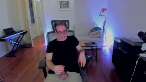 Snapshot of andy0pandi chatting on December 12, 8:25 am Andrew online show from December 12, 8:25 am