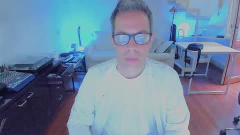 Snapshot of andy0pandi chatting on November 1, 11:36 am Andrew online show from November 1, 11:36 am