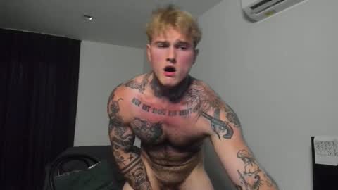 Snapshot of andy_hunk chatting on October 25, 2:46 am Andrew online show from October 25, 2:46 am