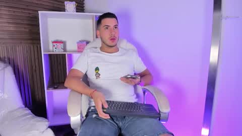 Snapshot of axel_grey_ chatting on October 21, 12:19 pm axel_grey_ online show from October 21, 12:19 pm