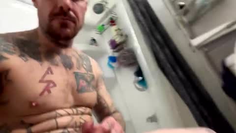 Snapshot of bodyart85_19 chatting on December 22, 11:44 am Bodyart85 19 online show from December 22, 11:44 am