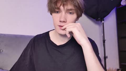 Snapshot of callmenineoneseven chatting on October 15, 10:17 pm Nick online show from October 15, 10:17 pm