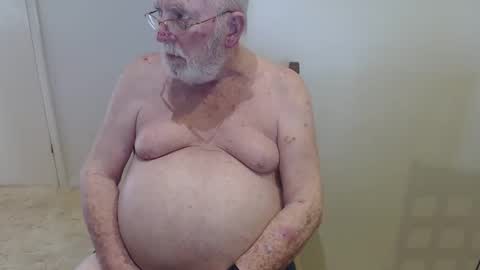 Snapshot of capt5105 chatting on February 4, 12:40 am capt5105 online show from February 4, 12:40 am