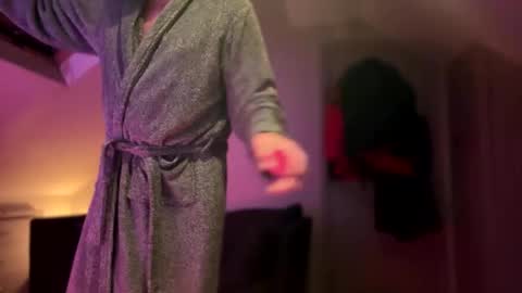 Snapshot of cheekylondon70 chatting on December 4, 10:19 pm Cheekylondon online show from December 4, 10:19 pm