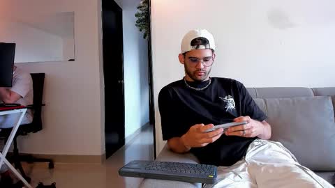 Im Chirs IM MODEL INDEPENDT online show from December 15, 7:00 pm