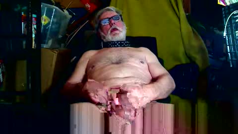 Snapshot of cumpig54 chatting on January 6, 6:36 am cumpig54 online show from January 6, 6:36 am