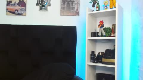 Darius Phoenix  online show from January 6, 7:20 am