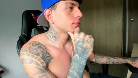 derekmuller11 online show from April 19, 9:17 pm