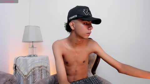 dikey_18 online show from December 14, 10:28 pm