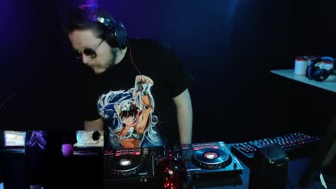 Adrian Arturo online show from February 2, 11:11 pm