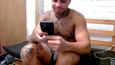 Snapshot of dogtattoo77 chatting on October 22, 1:42 am dogtattoo77 online show from October 22, 1:42 am