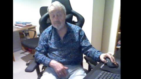 erasmus_d online show from December 7, 6:15 pm