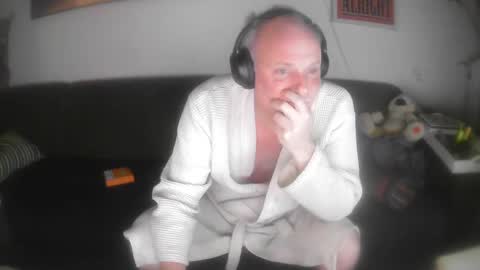 Snapshot of eric204 chatting on February 2, 11:32 pm Eric online show from February 2, 11:32 pm