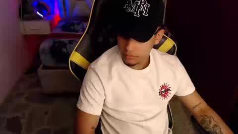 eskayler_ online show from September 22, 9:36 pm