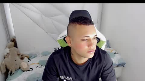 eskayler_ online show from January 6, 1:48 pm