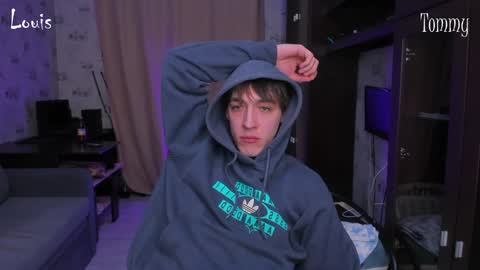 Snapshot of esthetics_boys chatting on December 19, 5:07 am LOUIS online show from December 19, 5:07 am