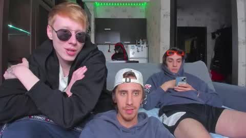 Snapshot of esthetics_boys chatting on September 18, 8:05 am LOUIS online show from September 18, 8:05 am