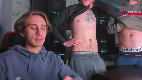 Snapshot of esthetics_boys chatting on October 13, 12:16 am LOUIS online show from October 13, 12:16 am