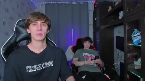 Snapshot of esthetics_boys chatting on February 20, 4:14 pm LOUIS online show from February 20, 4:14 pm